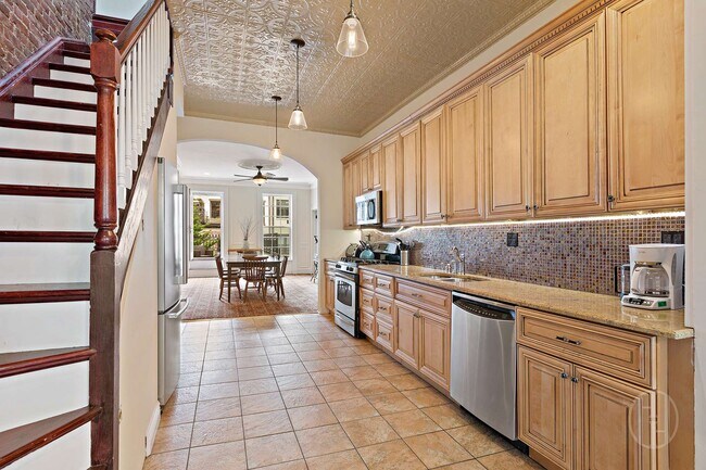 Building Photo - 31 W 84th St