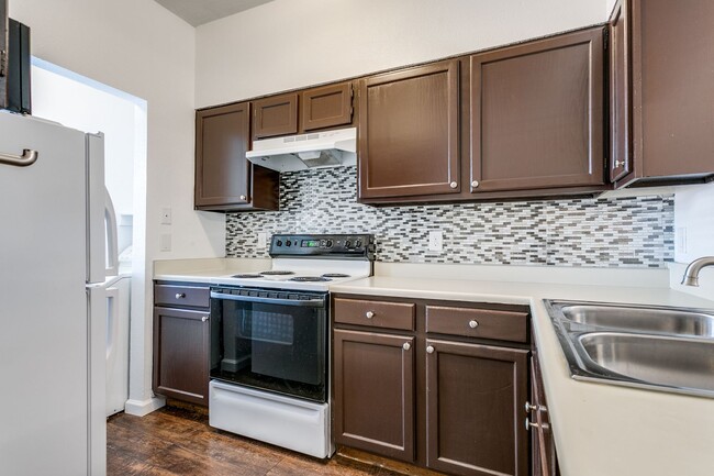 Building Photo - UPDATED 2-BEDROOM TOWNHOME AT NORTH PARK T...