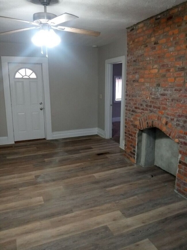 Building Photo - Cozy 3 bedroom ranch style single family house close to the Short North