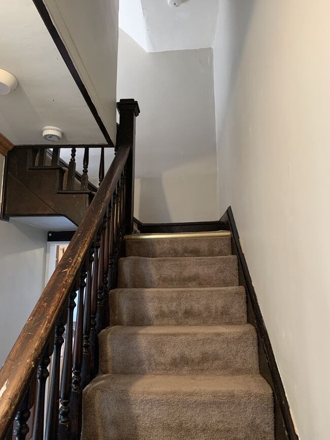 Building Photo - Spacious single family home with 3 beds/2 ...