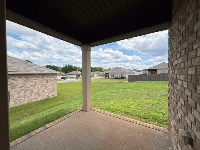 Building Photo - "Charming 3-Bedroom Retreat with Granite Elegance in Huntsville!"