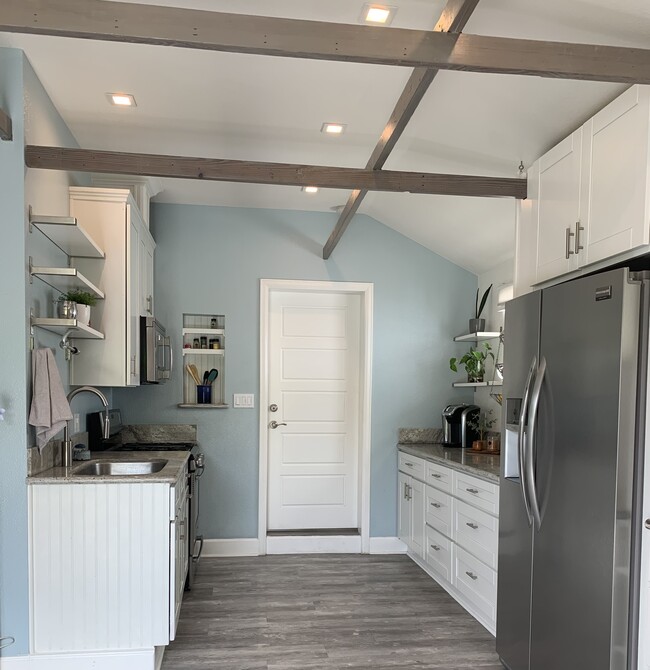 Kitchen vaulted ceiling with wood beams - 17461 Keswick St