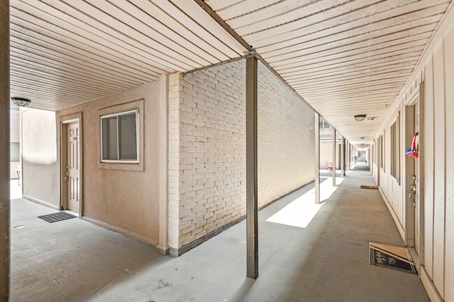 Building Photo - 500 Lake Marina Dr