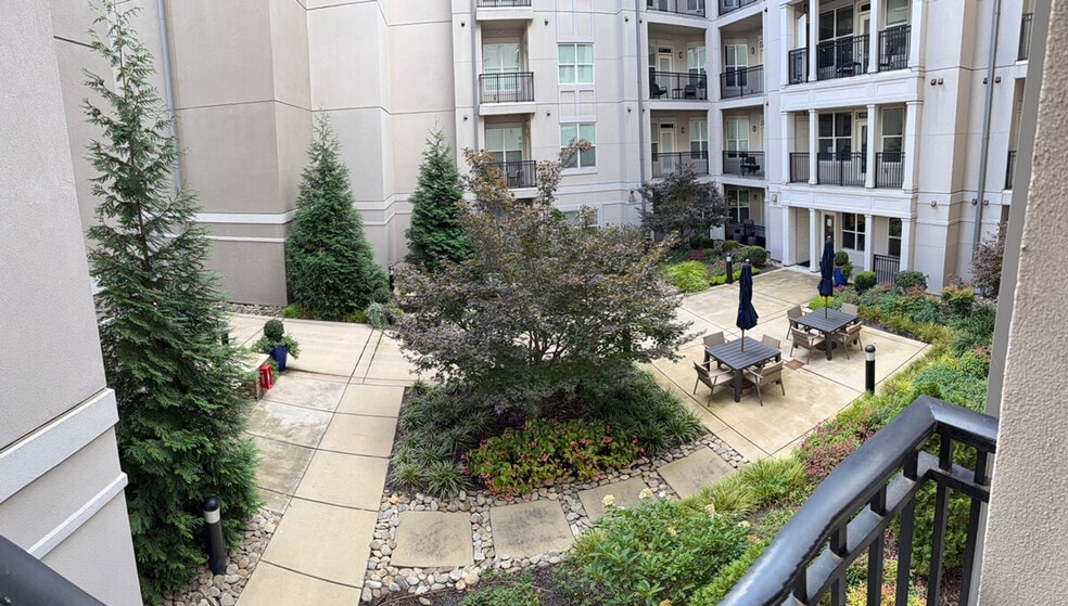 Building Photo - 4735 Sharon Rd