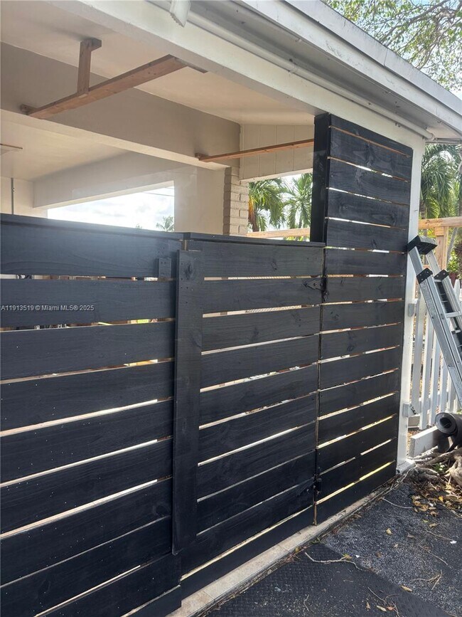 Building Photo - 2002 NE 43rd St