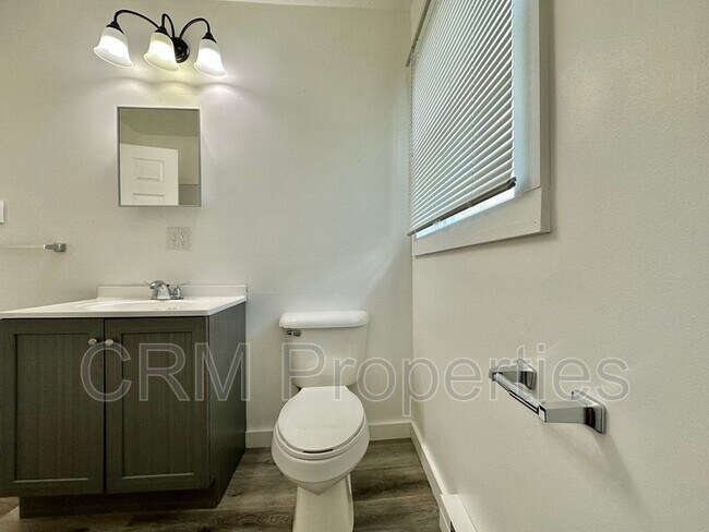 Building Photo - 723 W Jefferson St