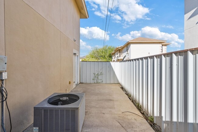 Building Photo - 113 Ramon Cardenas Dr