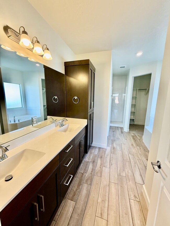 Building Photo - Beautiful Pet-Friendly 4-BR Home in Sunbrook Community