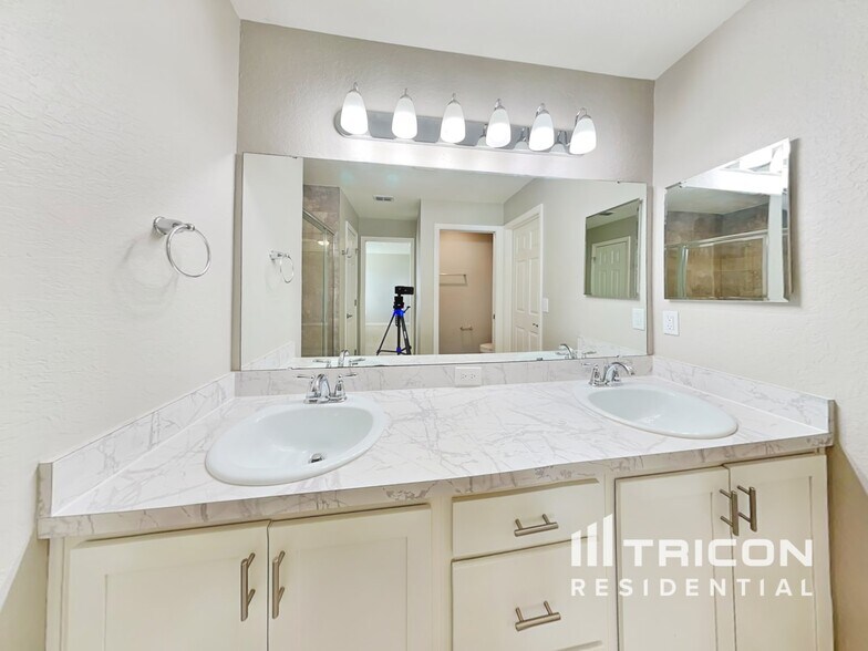 Building Photo - 887 Orleans Dr