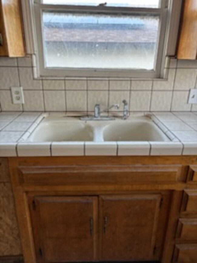 Building Photo - Taft Home 2 bd 1 ba  Must see