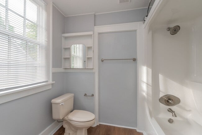 Building Photo - Beautiful 3 Bedroom 3 Bathroom Home Now Av...