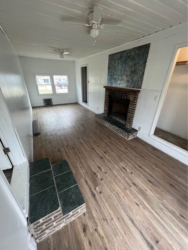 Primary Photo - 937 N Leland Ave