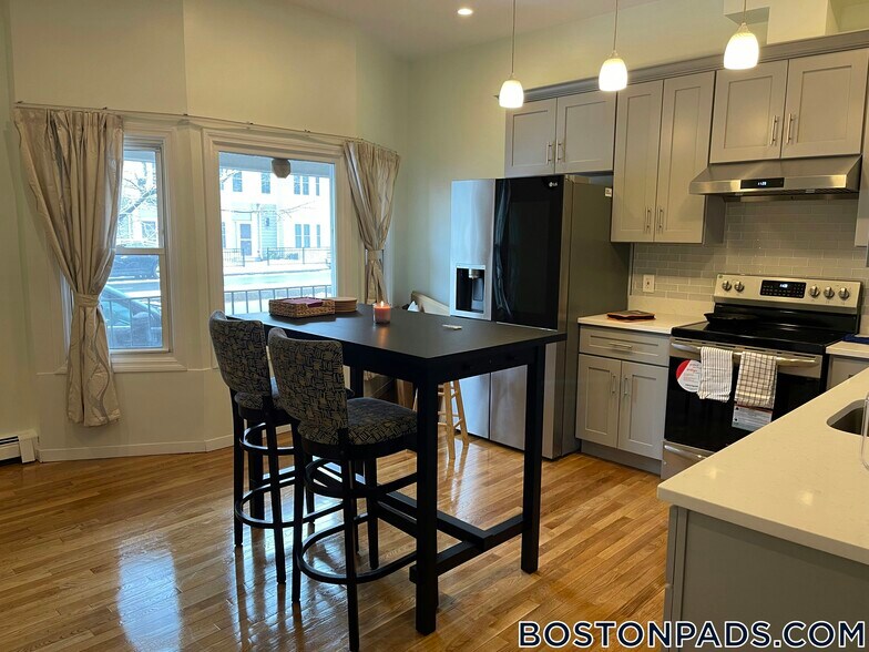 Building Photo - 285 Dorchester St