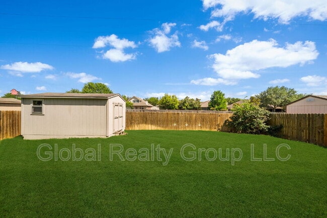 Building Photo - 2624 Cloverbrook Ln