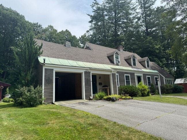 Building Photo - Beautifully Furnished Three Bedroom Home