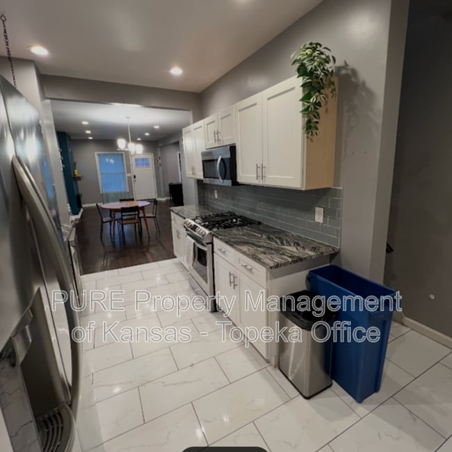 Building Photo - 2937 The Paseo