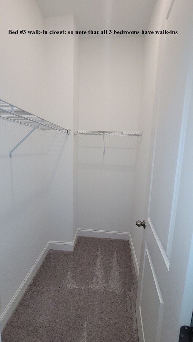 Building Photo - End-unit townhome with plenty of extra windows! Gated Community.