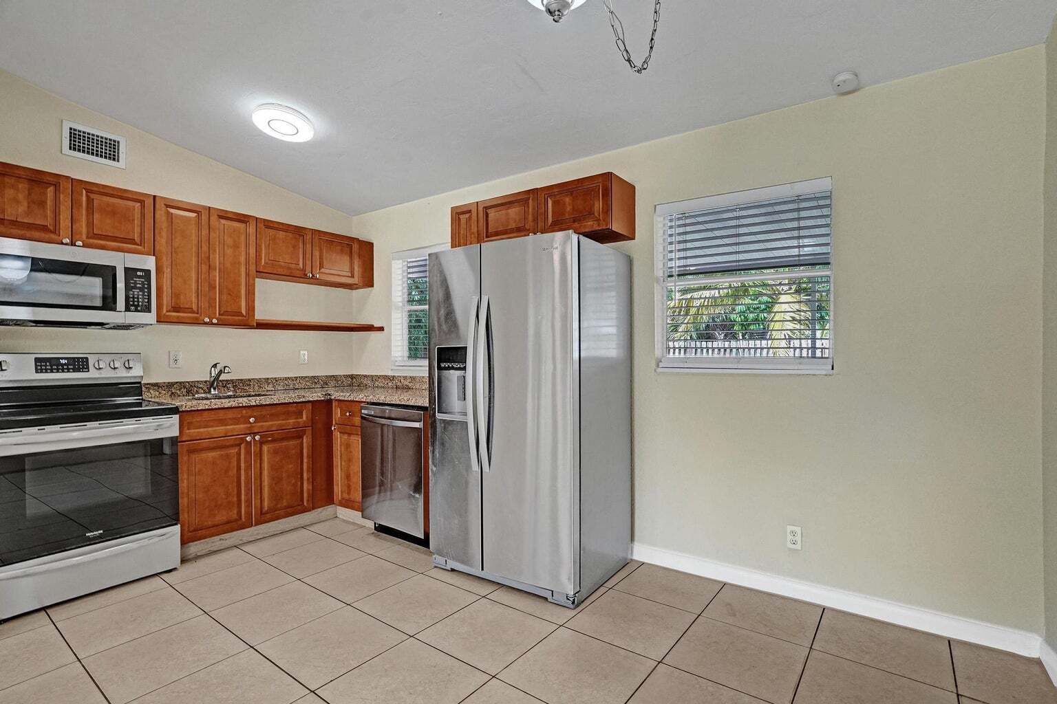 Building Photo - 1205 S Lake Dr