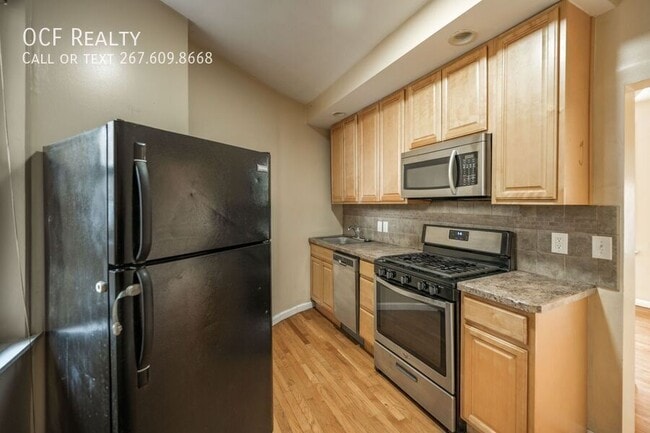 Building Photo - 2500 E Oakdale St