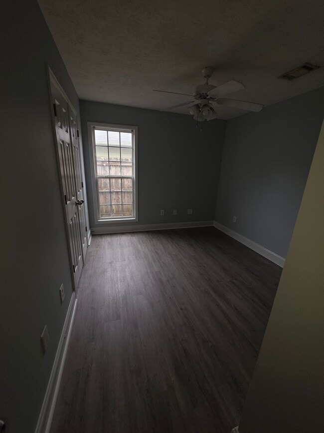 Building Photo - A Great Starter Home Just For YOU!