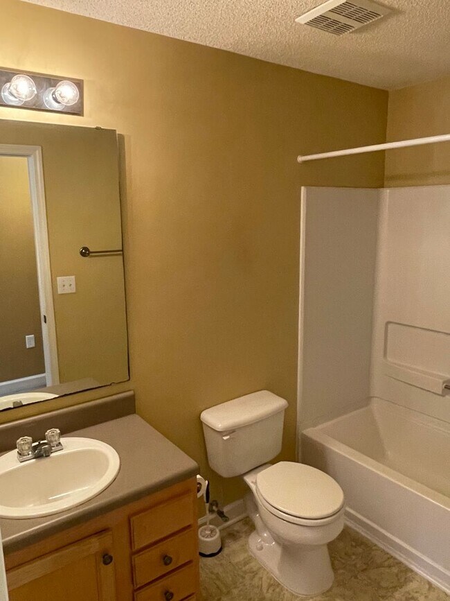 Building Photo - Fully Furnished Unit in Harts Cove!