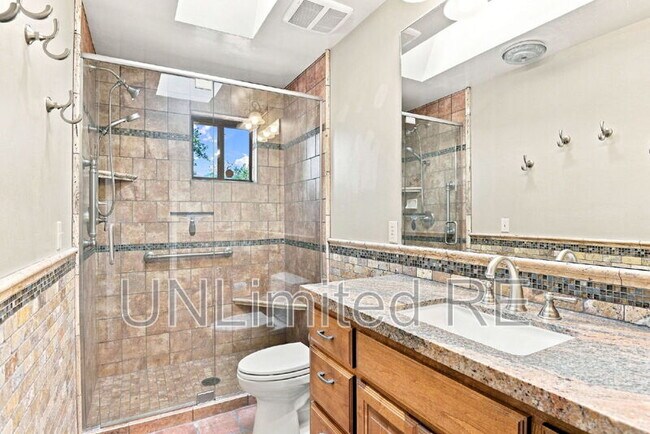 Building Photo - 2700 W Lynette Dr