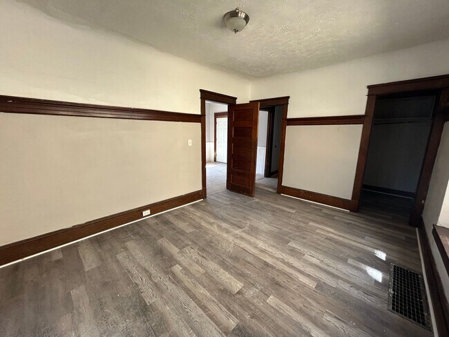 Building Photo - Spacious, Section 8 Accepted, 5 Br