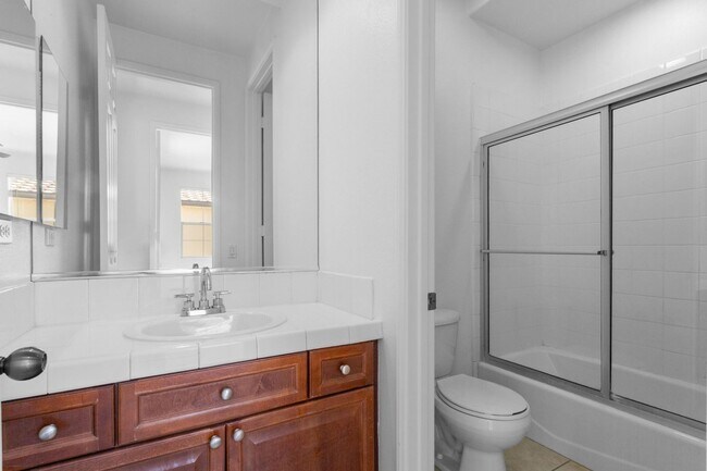 Building Photo - AVAILABLE NOW! GORGEOUS 3 BED / 2.5 BATH in Campanile in Cathedral City!