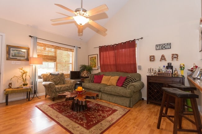 Building Photo - 3 BR, 2 BA House