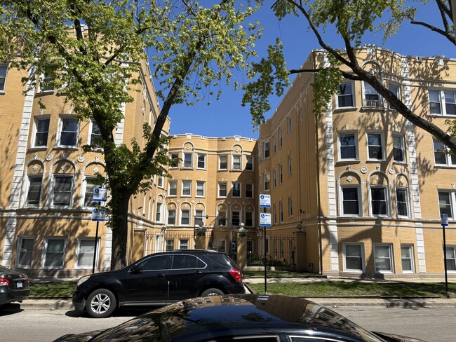 Primary Photo - 7401 N Hoyne Ave
