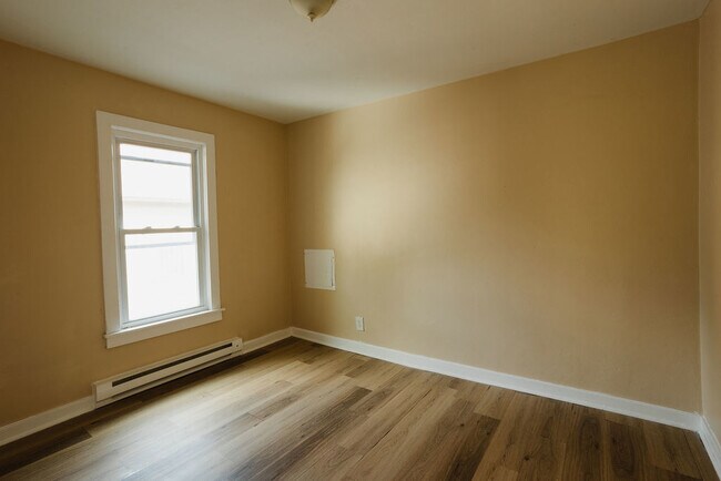 Building Photo - 714 Helmholz Ave