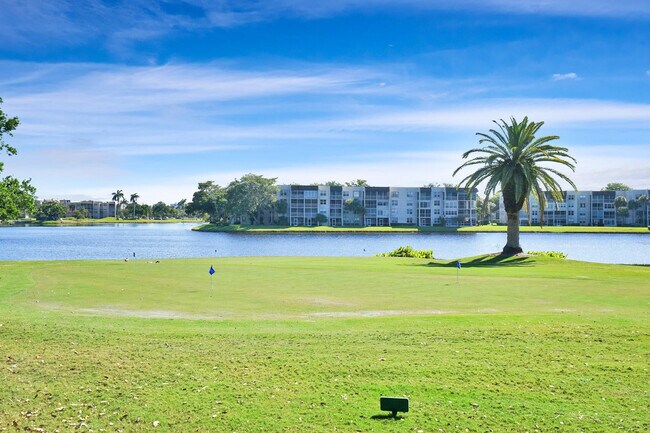 Building Photo - 1831 Sabal Palm Dr