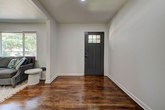 Building Photo - Fully Renovated 4 Bed, 2 Bath Just Minutes from Campus