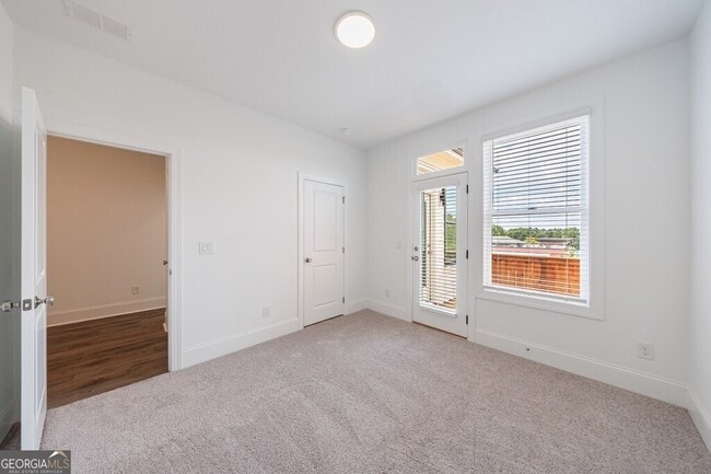 Building Photo - 10744 Davis Dr