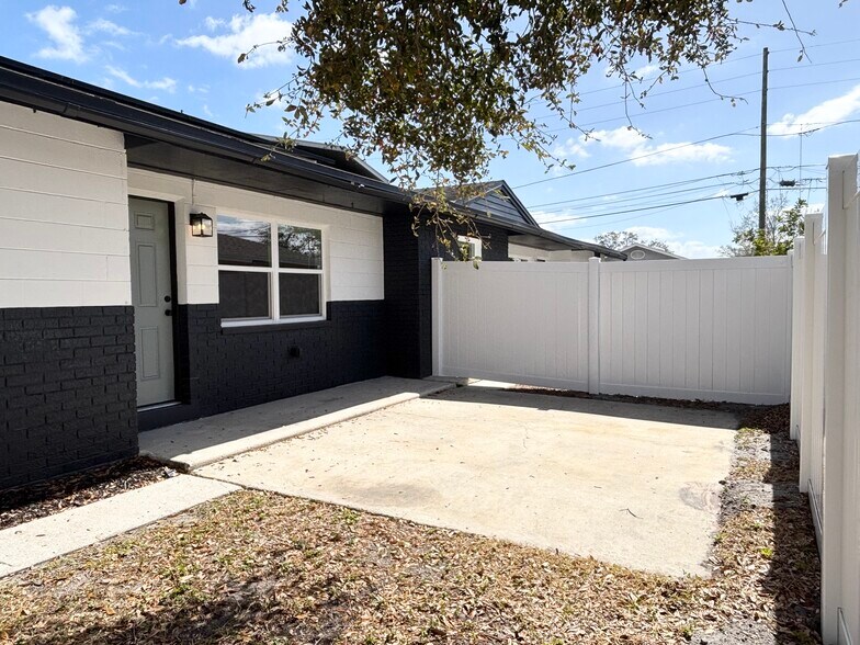 Building Photo - 510 91st Ave N