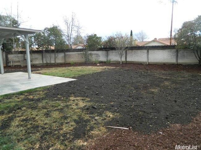 Building Photo - Huge 3 Bedroom 2.5 Bath Corner Lot Home fo...