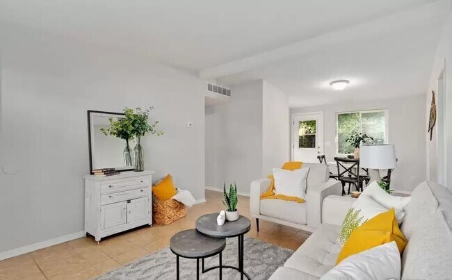 Building Photo - 621 W Prospect Rd