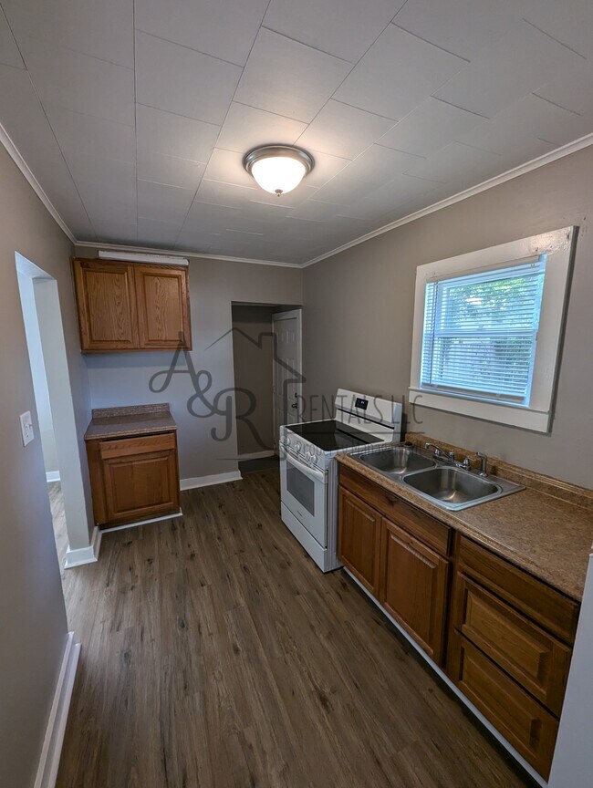 Building Photo - 908 E 8th St