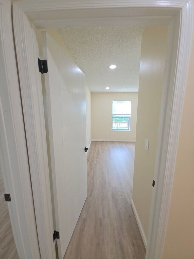 Building Photo - 12 Amberly Ct
