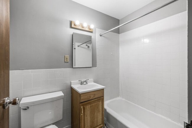 Building Photo - Spacious 2BR/1Bath Available Now!