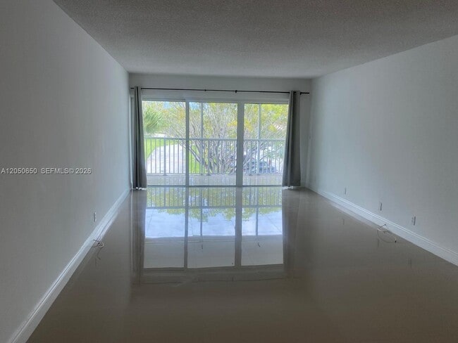 Building Photo - 100 Lakeview Dr