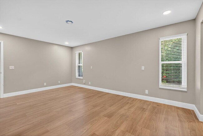 Building Photo - 905 Shore Dr