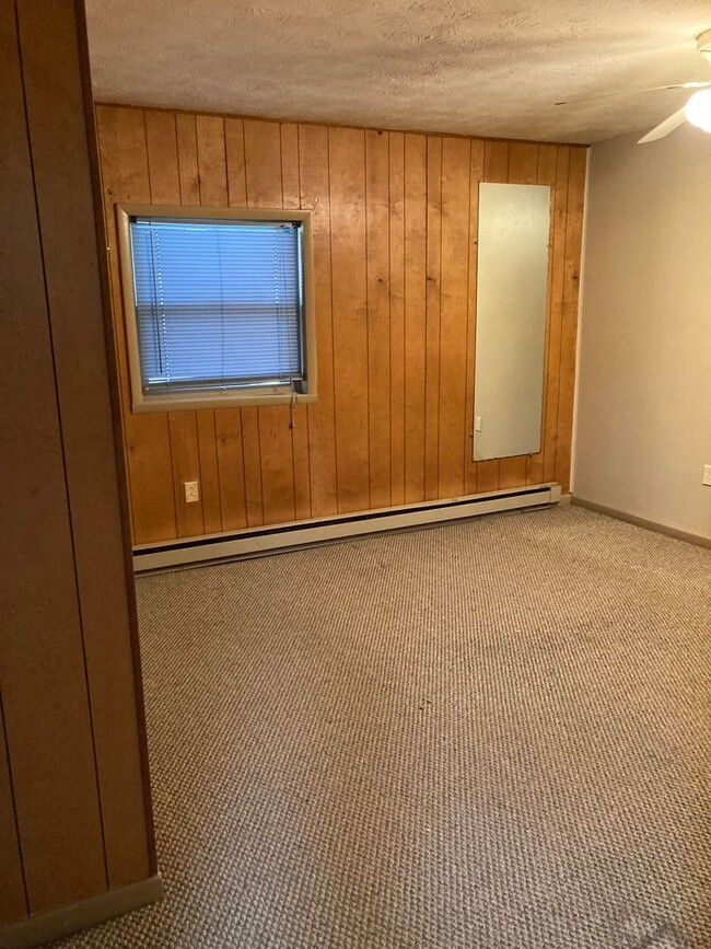 Building Photo - ONE BEDROOM, ONE LEVEL APARTMENT NEXT TO T...