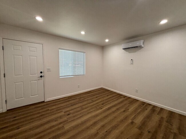 Building Photo - 942 W El Morado Ct