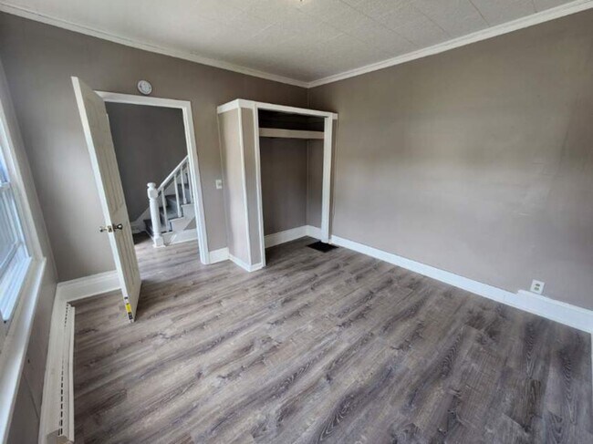 Building Photo - Five Bedroom Single Family Home!