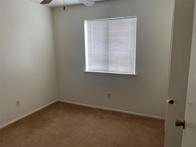 Building Photo - 10901 W Dogwood Dr