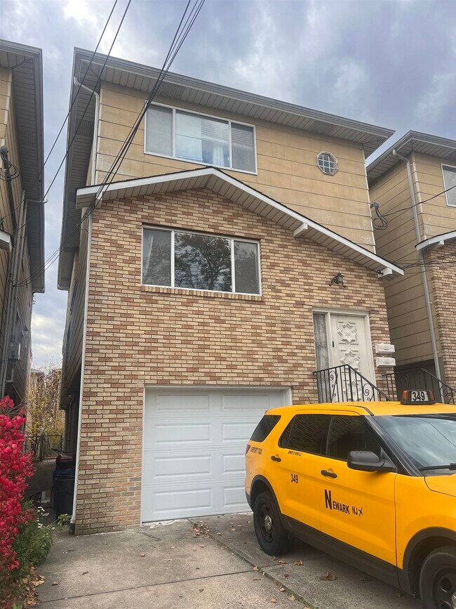 Building Photo - 607 Sussex St