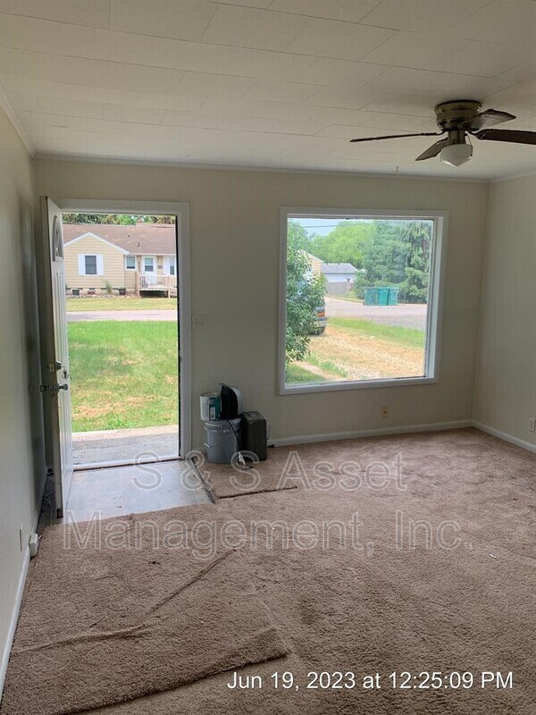 Building Photo - 3412 N Larch St