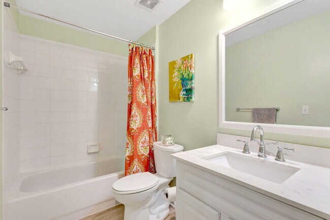 Building Photo - 2060 Greenview Shores Blvd