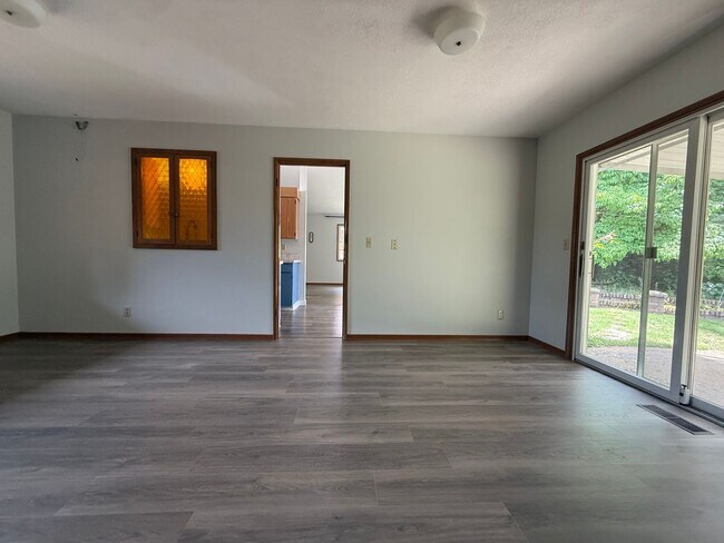 Building Photo - Bright & Beautiful 3-Bedroom Beaverton Home with A/C, Washer & Dryer, and Tons of Storage!